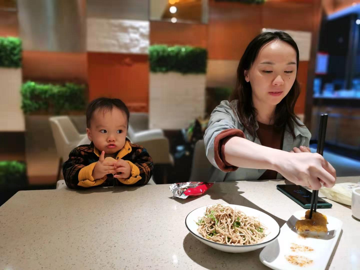 Coaca Bean is having dinner in a restaurant with Mommy.