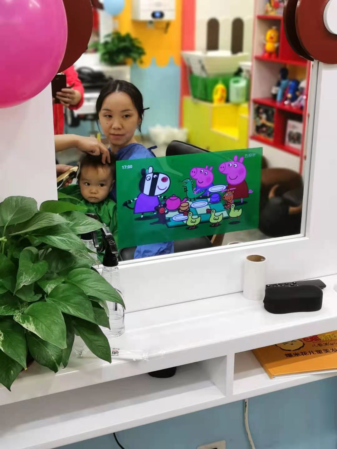 Coaca Bean is having a haircut.