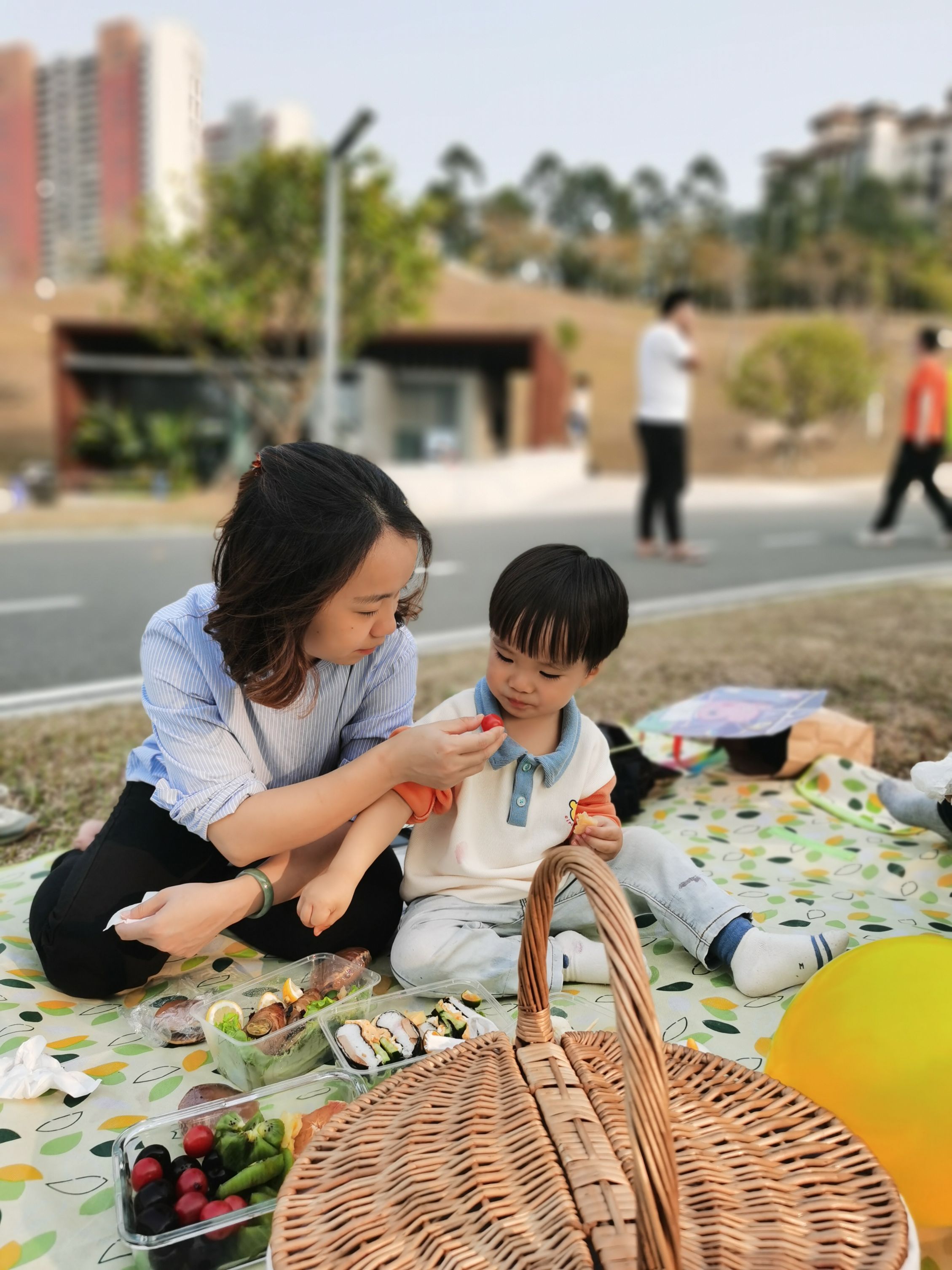 Cocoa Bean is picnicking.