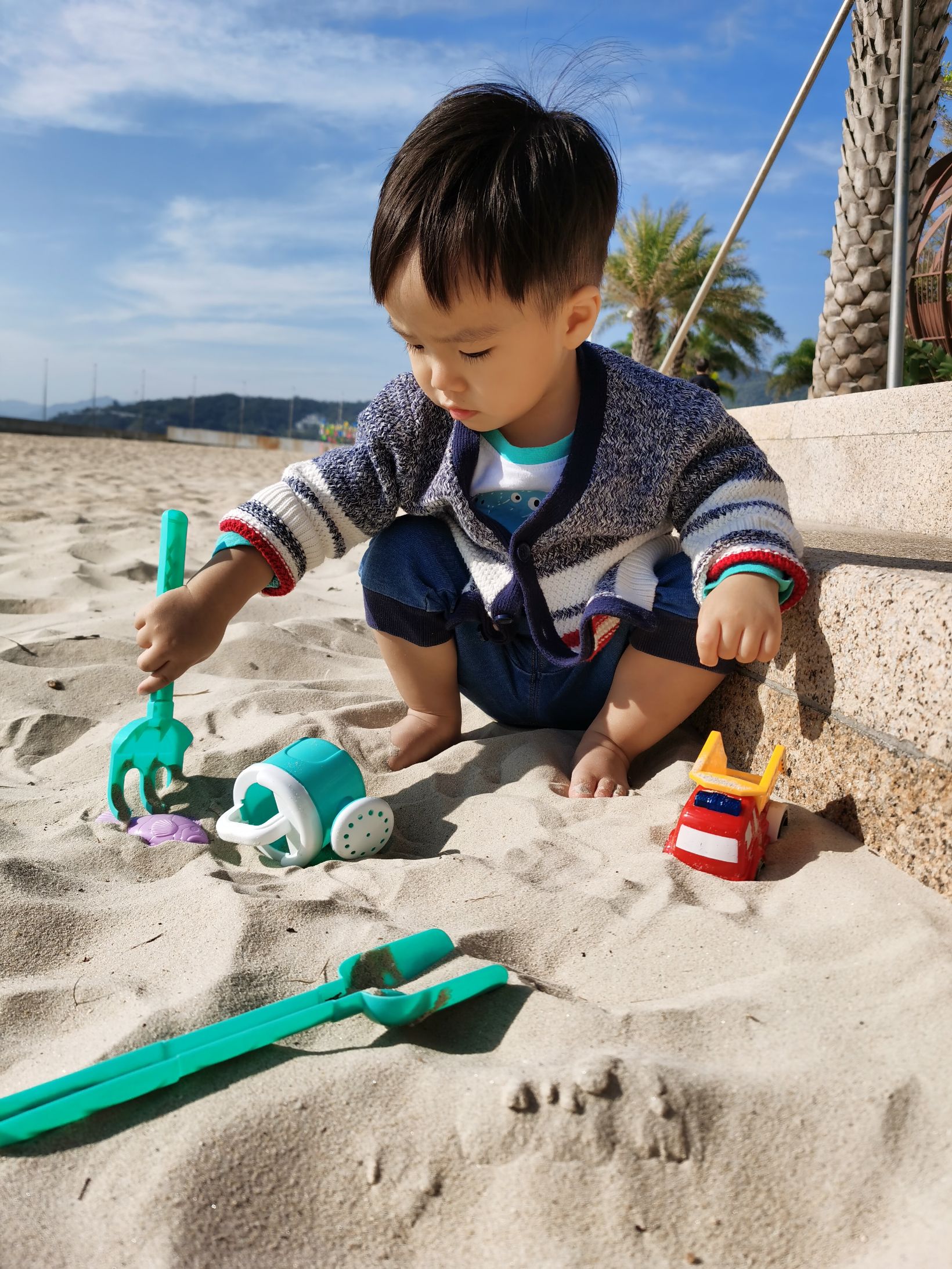 Coaca Bean is playing with sand.